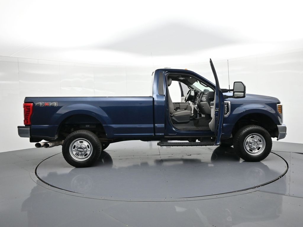 Ford Super Duty F-350 SRW Vehicle Full-screen Gallery Image 21