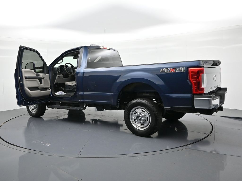 Ford Super Duty F-350 SRW Vehicle Full-screen Gallery Image 22