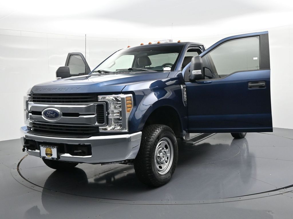 Ford Super Duty F-350 SRW Vehicle Full-screen Gallery Image 23