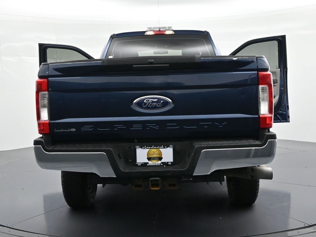 Ford Super Duty F-350 SRW Vehicle Full-screen Gallery Image 24