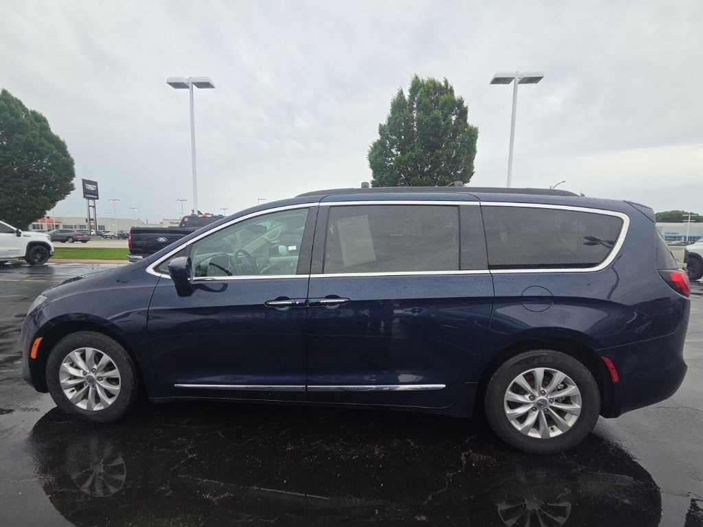 Chrysler Pacifica Vehicle Full-screen Gallery Image 3