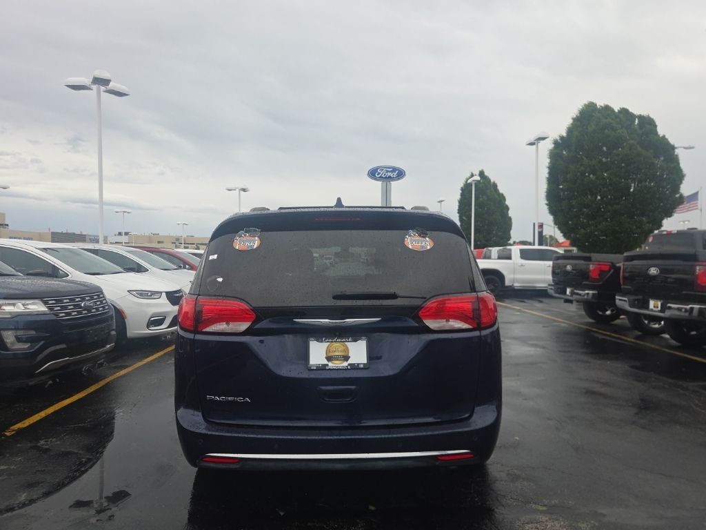 Chrysler Pacifica Vehicle Full-screen Gallery Image 5