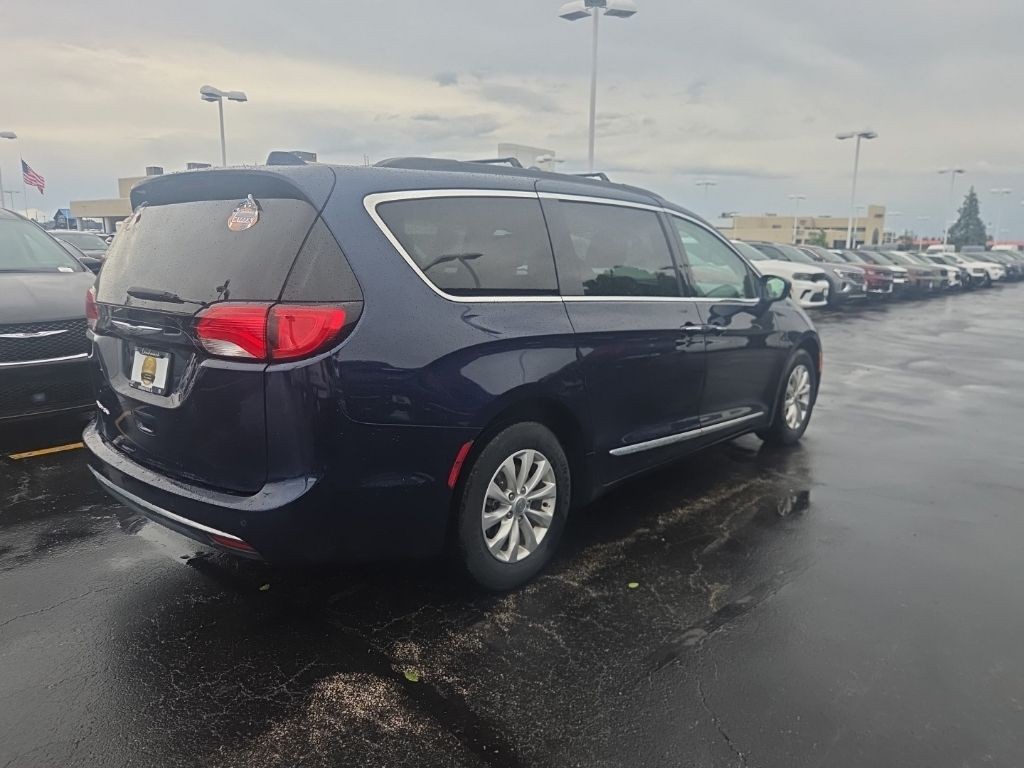 Chrysler Pacifica Vehicle Full-screen Gallery Image 6