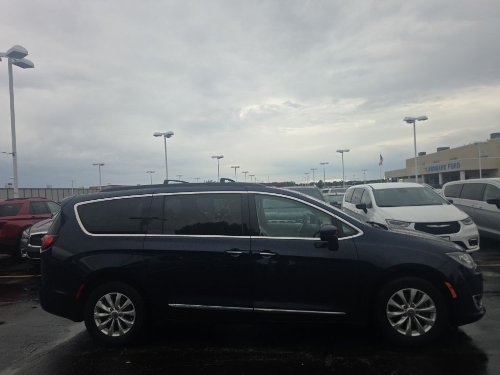Chrysler Pacifica Vehicle Full-screen Gallery Image 7