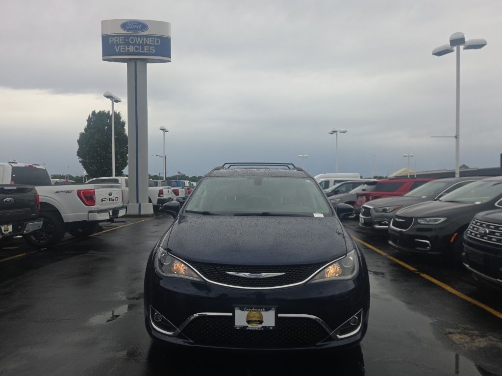 Chrysler Pacifica Vehicle Full-screen Gallery Image 8