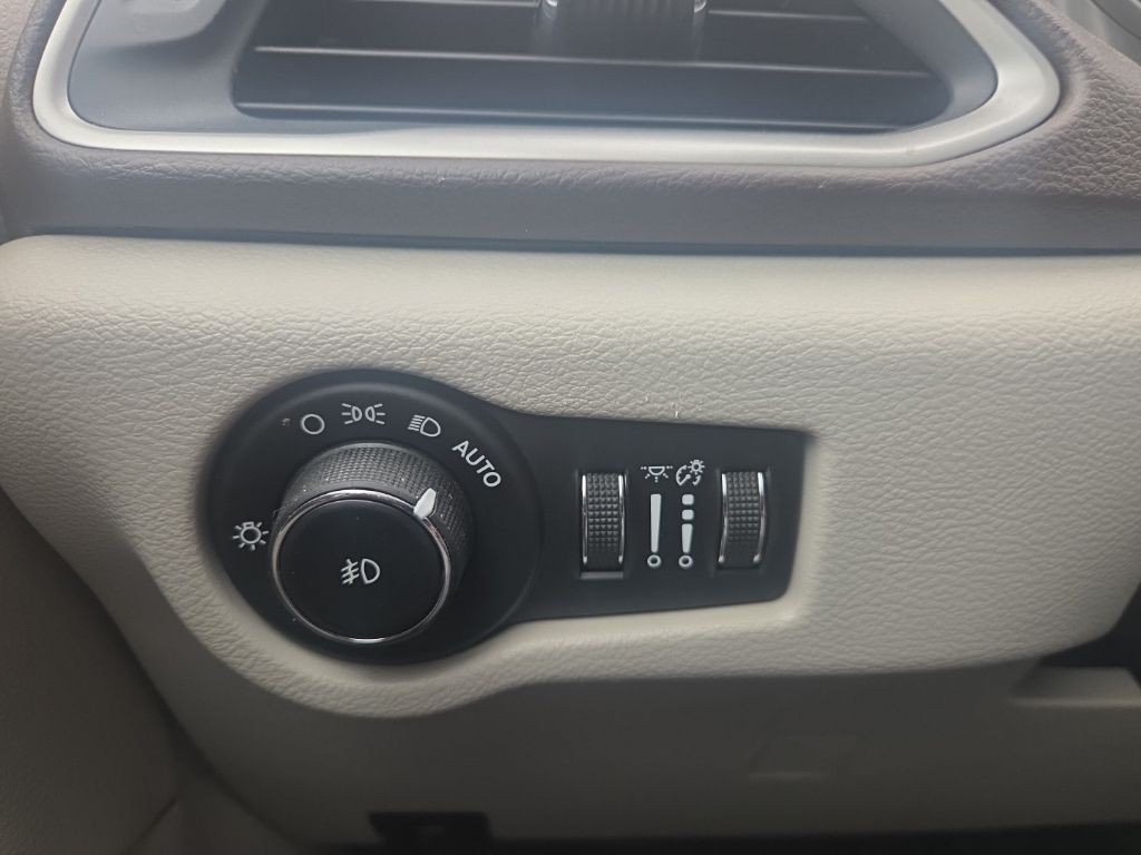 Chrysler Pacifica Vehicle Full-screen Gallery Image 10