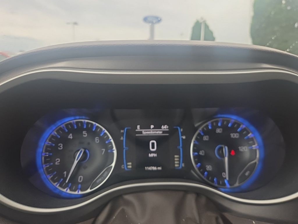 Chrysler Pacifica Vehicle Full-screen Gallery Image 11