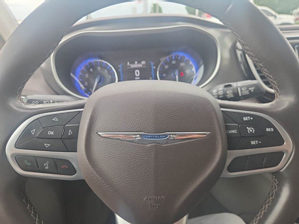 Chrysler Pacifica Vehicle Full-screen Gallery Image 12