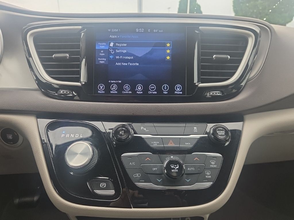Chrysler Pacifica Vehicle Full-screen Gallery Image 13