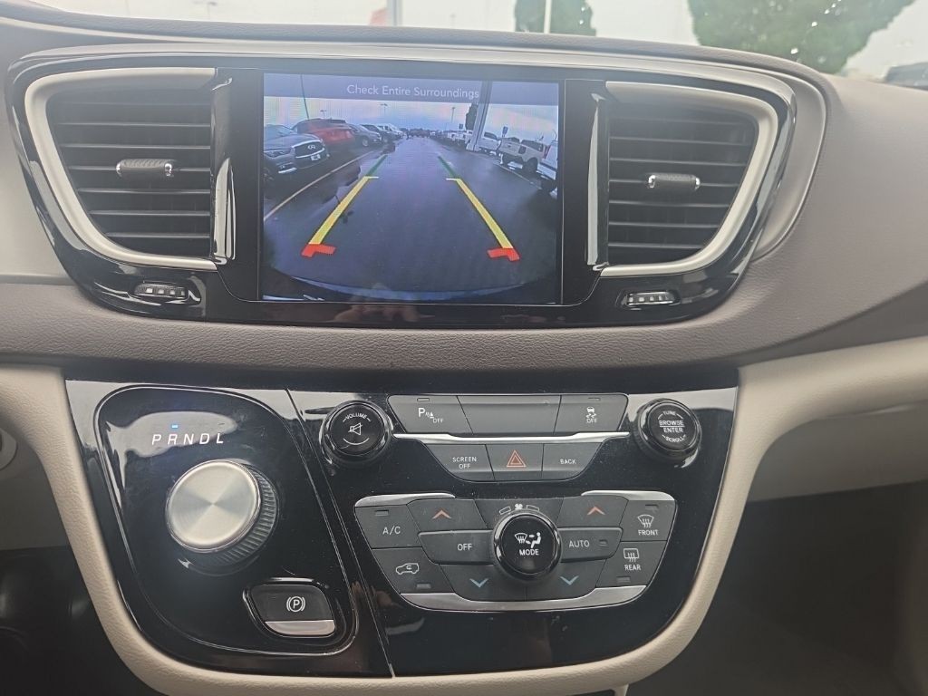 Chrysler Pacifica Vehicle Full-screen Gallery Image 14