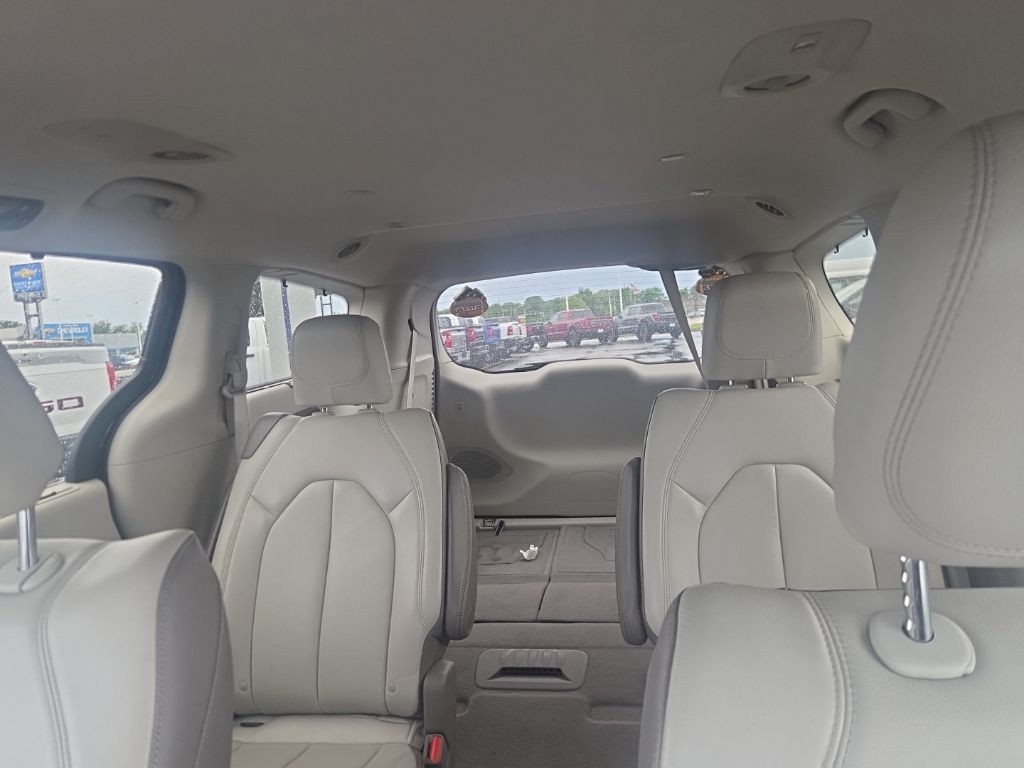 Chrysler Pacifica Vehicle Full-screen Gallery Image 15