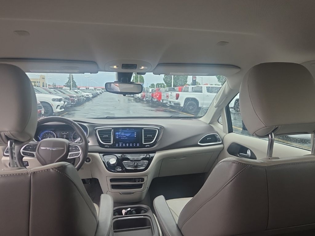 Chrysler Pacifica Vehicle Full-screen Gallery Image 16