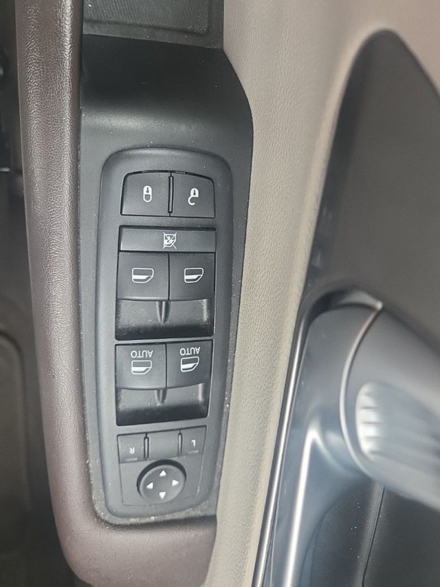 Chrysler Pacifica Vehicle Full-screen Gallery Image 9