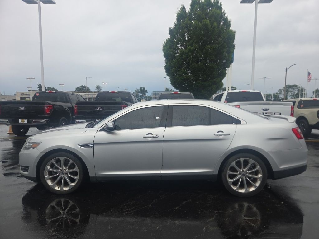 Ford Taurus Vehicle Full-screen Gallery Image 3