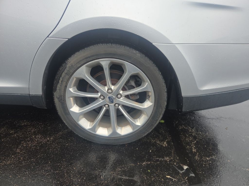 Ford Taurus Vehicle Full-screen Gallery Image 4