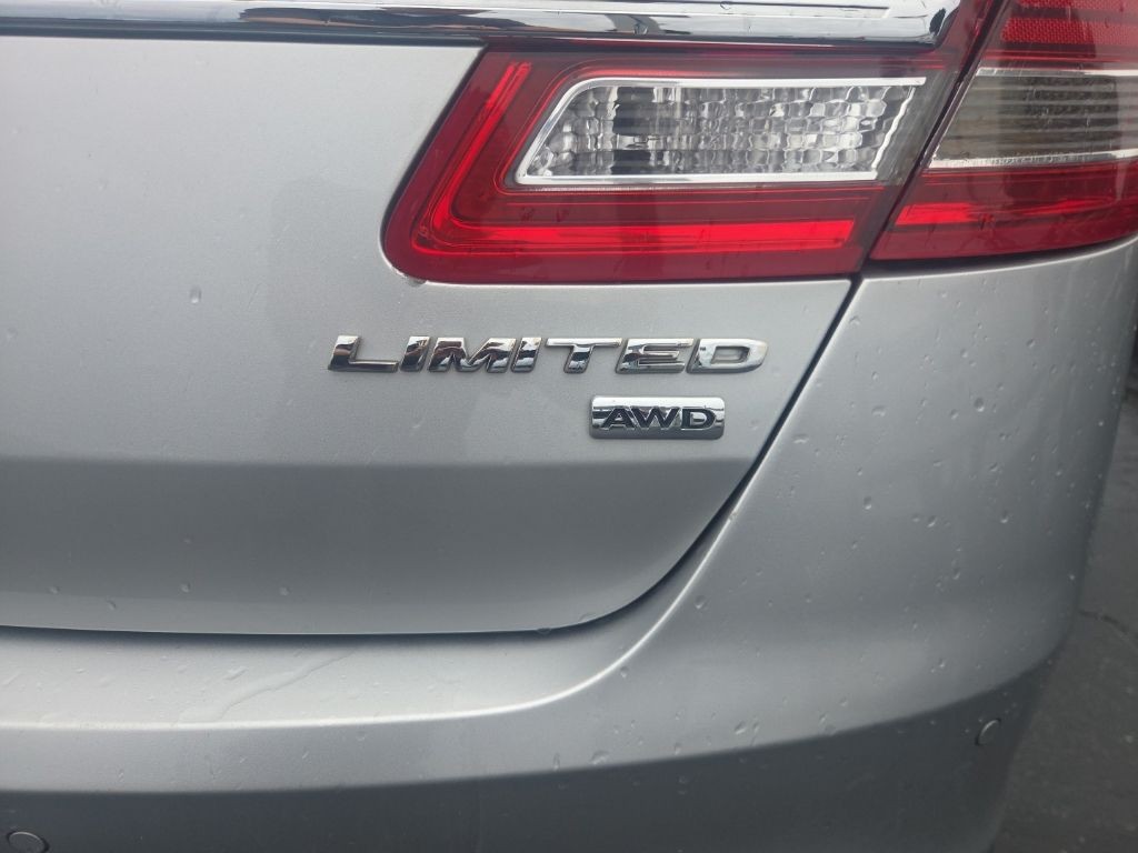 Ford Taurus Vehicle Full-screen Gallery Image 5