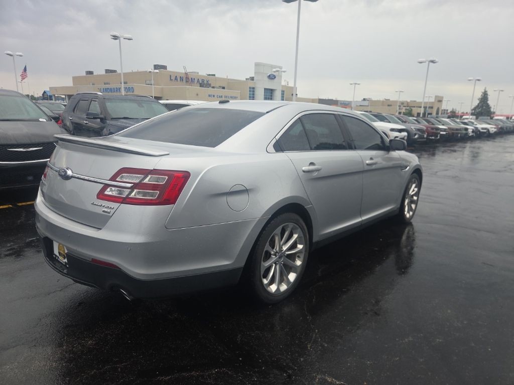 Ford Taurus Vehicle Full-screen Gallery Image 7