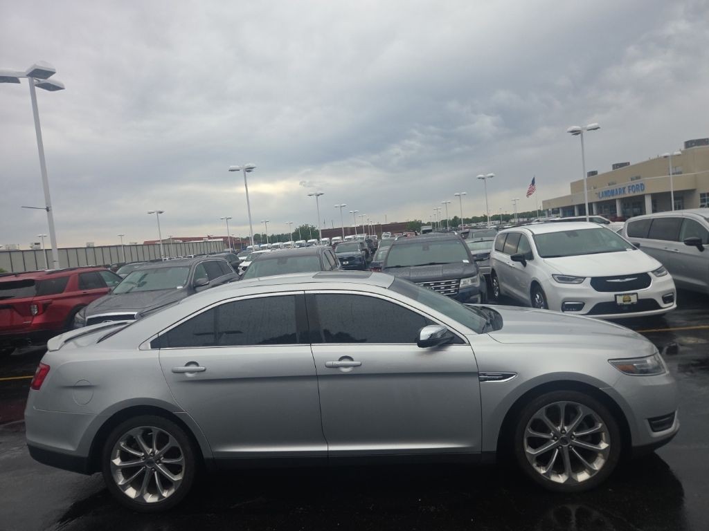 Ford Taurus Vehicle Full-screen Gallery Image 8