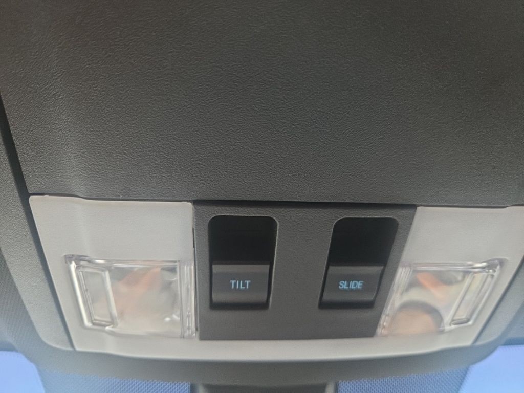 Ford Taurus Vehicle Full-screen Gallery Image 16