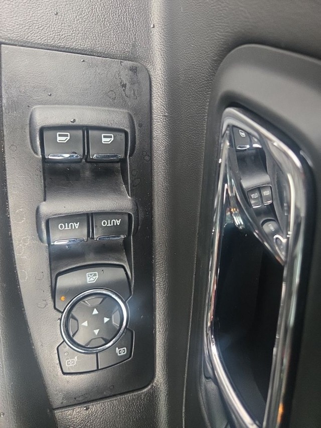 Ford Taurus Vehicle Full-screen Gallery Image 10