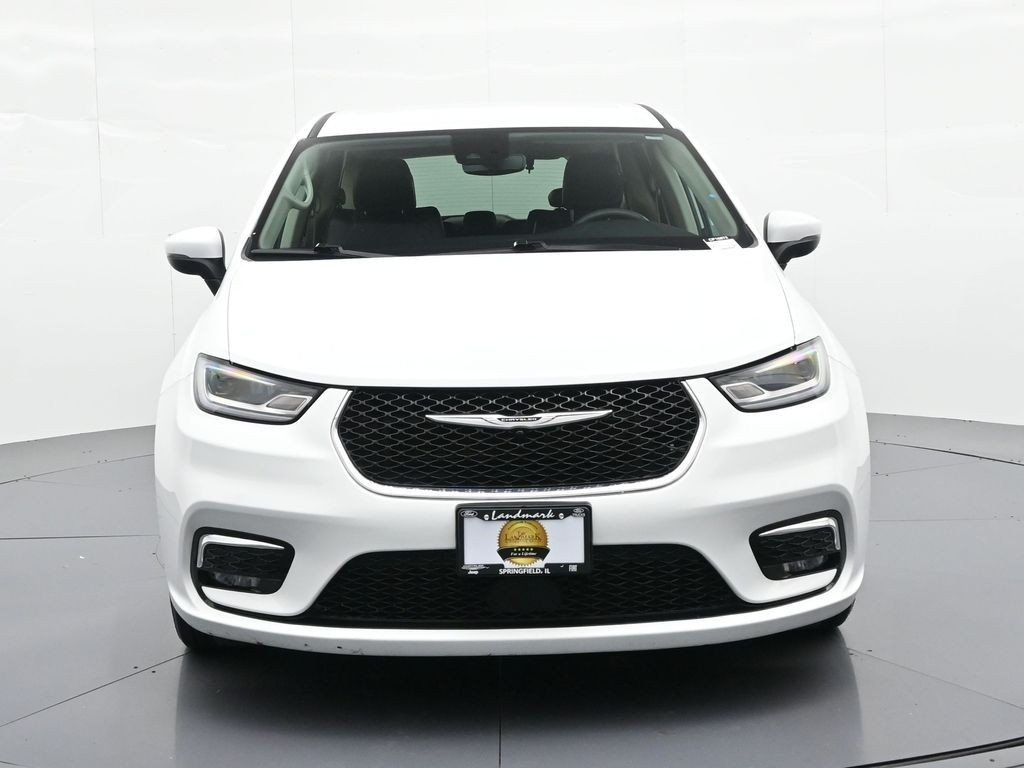 Chrysler Pacifica Vehicle Full-screen Gallery Image 3