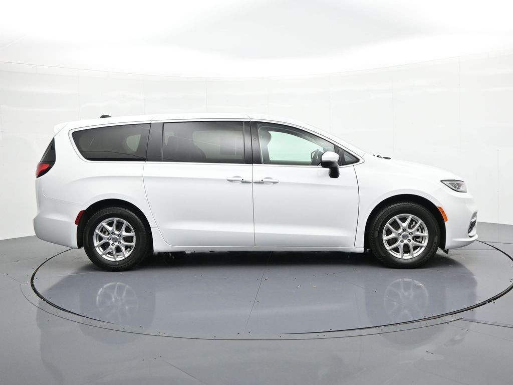 Chrysler Pacifica Vehicle Full-screen Gallery Image 5