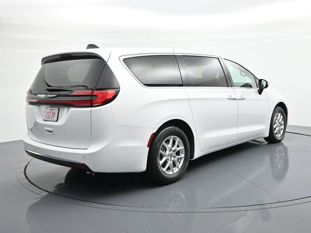 Chrysler Pacifica Vehicle Full-screen Gallery Image 6