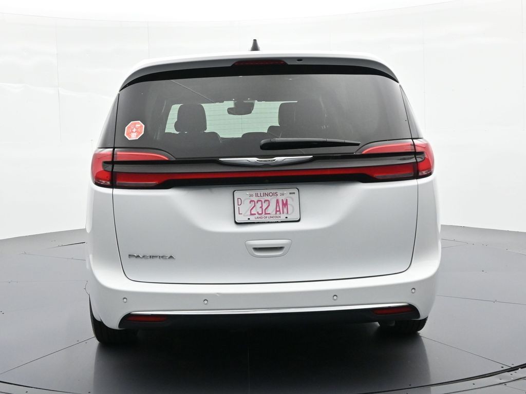 Chrysler Pacifica Vehicle Full-screen Gallery Image 7