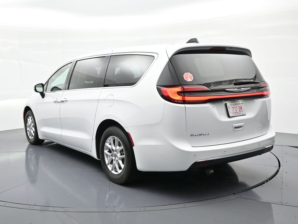 Chrysler Pacifica Vehicle Full-screen Gallery Image 8