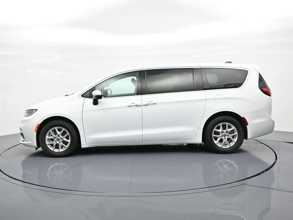 Chrysler Pacifica Vehicle Full-screen Gallery Image 9