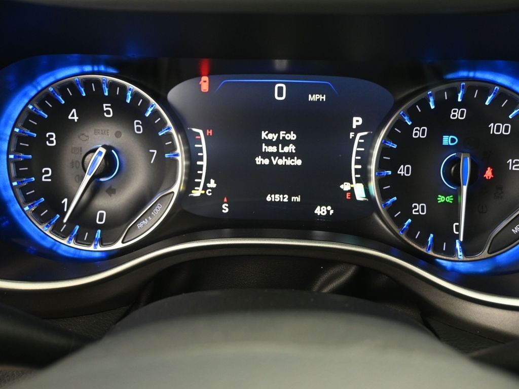 Chrysler Pacifica Vehicle Full-screen Gallery Image 10