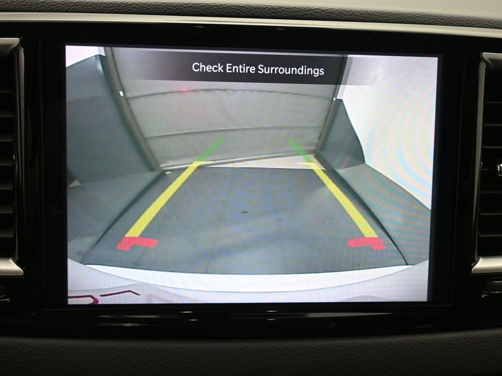 Chrysler Pacifica Vehicle Full-screen Gallery Image 12