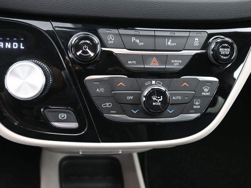 Chrysler Pacifica Vehicle Full-screen Gallery Image 13