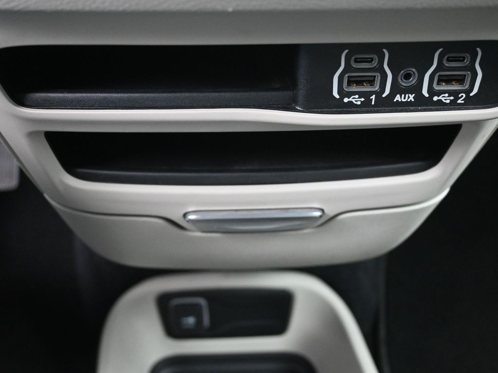 Chrysler Pacifica Vehicle Full-screen Gallery Image 14