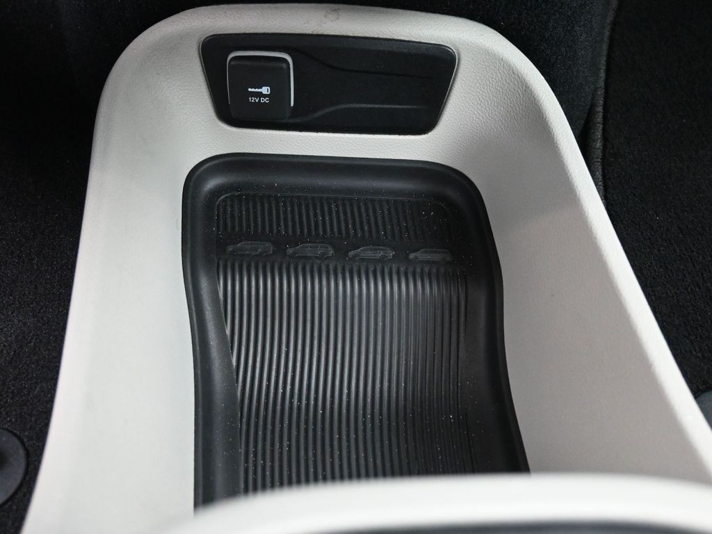 Chrysler Pacifica Vehicle Full-screen Gallery Image 16
