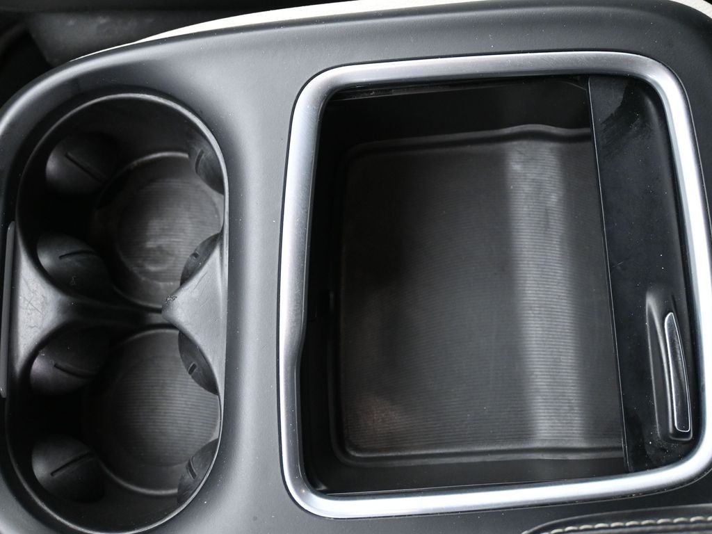 Chrysler Pacifica Vehicle Full-screen Gallery Image 18