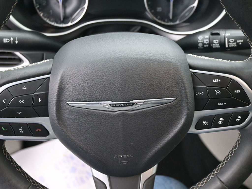 Chrysler Pacifica Vehicle Full-screen Gallery Image 19