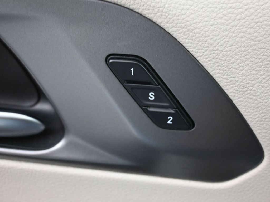Chrysler Pacifica Vehicle Full-screen Gallery Image 24
