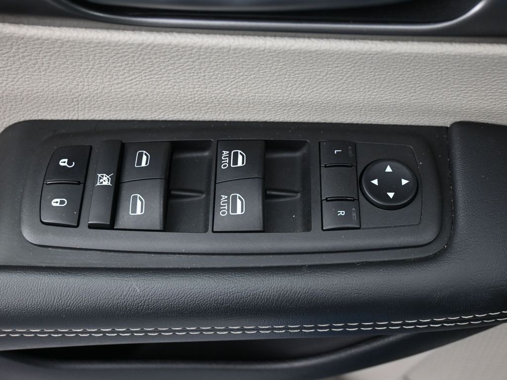 Chrysler Pacifica Vehicle Full-screen Gallery Image 25