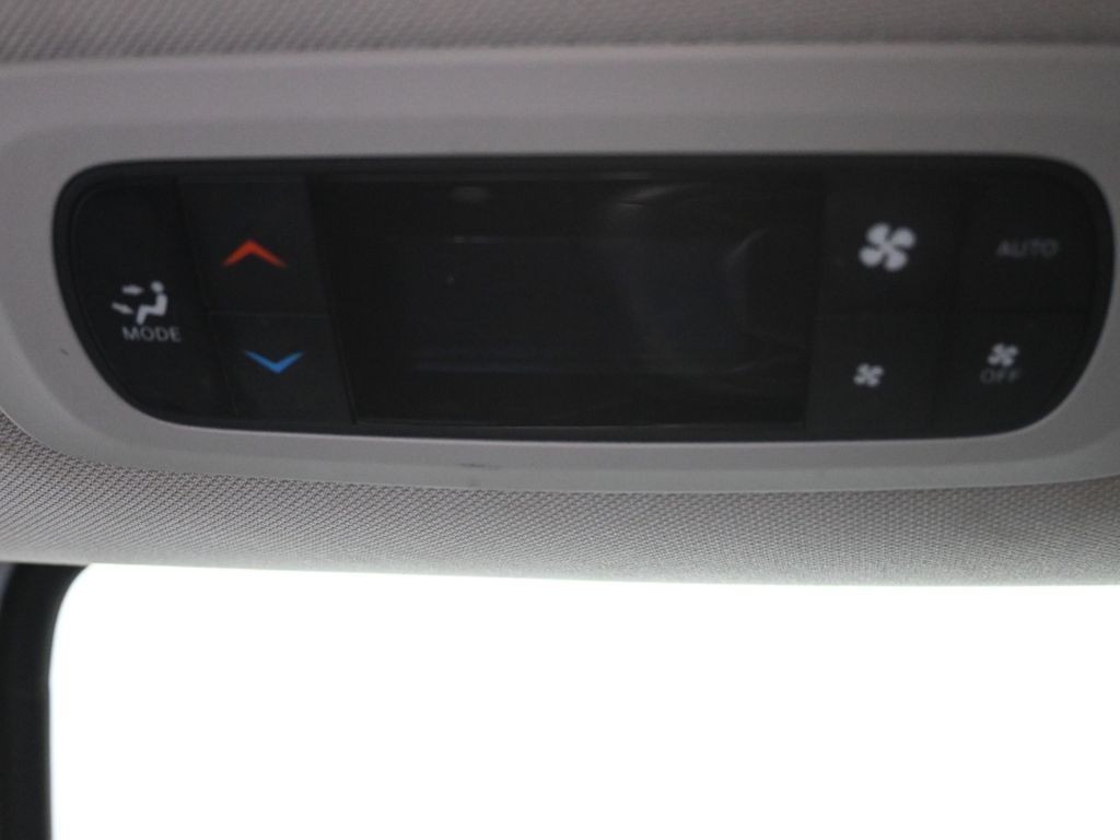 Chrysler Pacifica Vehicle Full-screen Gallery Image 26