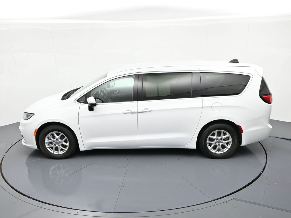Chrysler Pacifica Vehicle Full-screen Gallery Image 32