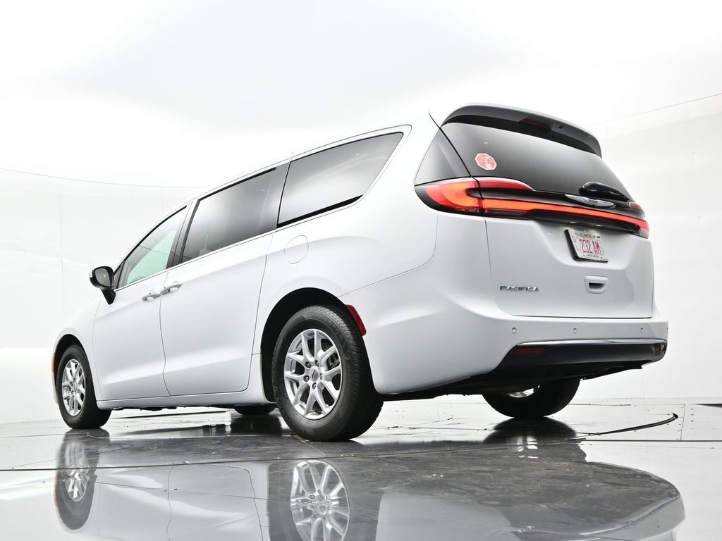 Chrysler Pacifica Vehicle Full-screen Gallery Image 33