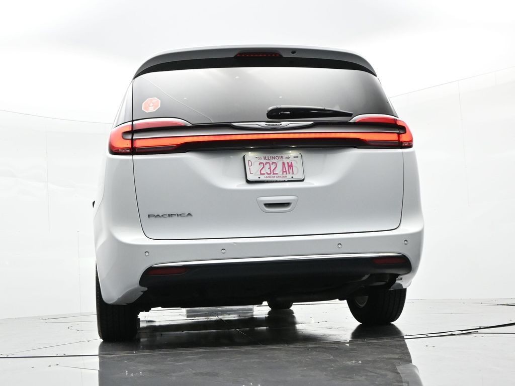 Chrysler Pacifica Vehicle Full-screen Gallery Image 34