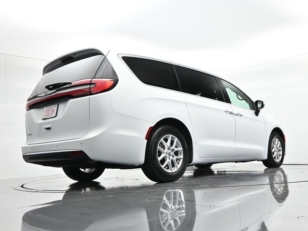 Chrysler Pacifica Vehicle Full-screen Gallery Image 35
