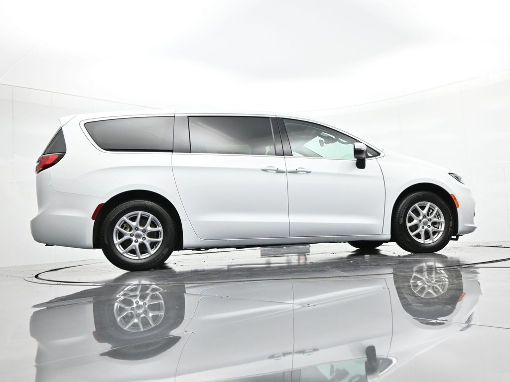 Chrysler Pacifica Vehicle Full-screen Gallery Image 36