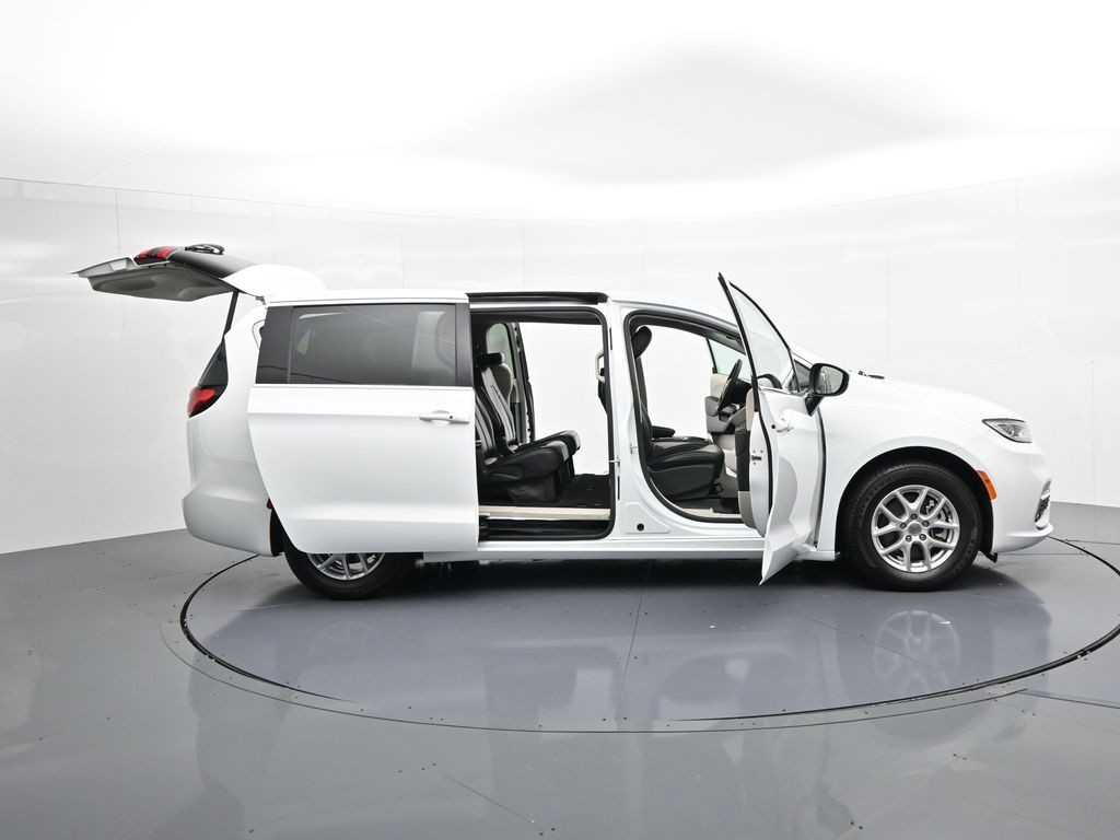 Chrysler Pacifica Vehicle Full-screen Gallery Image 37