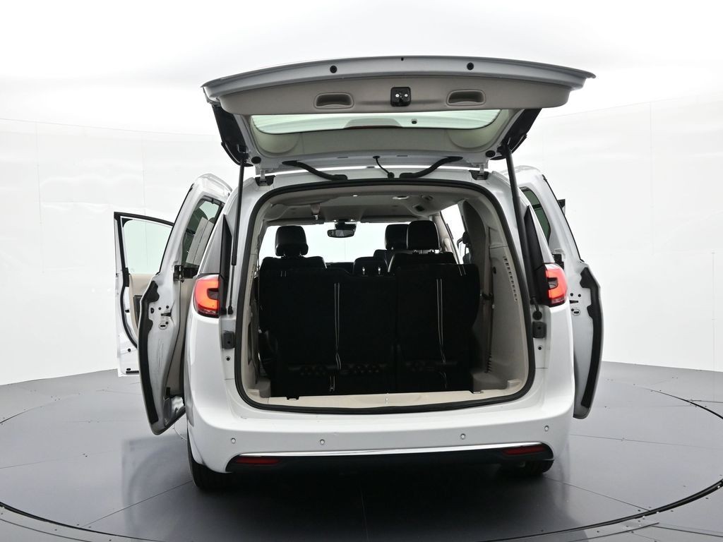 Chrysler Pacifica Vehicle Full-screen Gallery Image 40