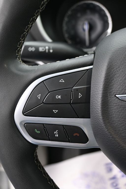Chrysler Pacifica Vehicle Full-screen Gallery Image 21