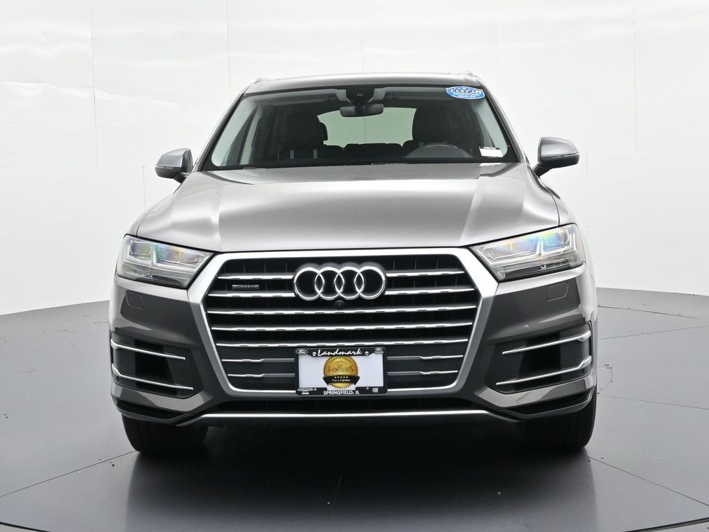 Audi Q7 Vehicle Full-screen Gallery Image 03