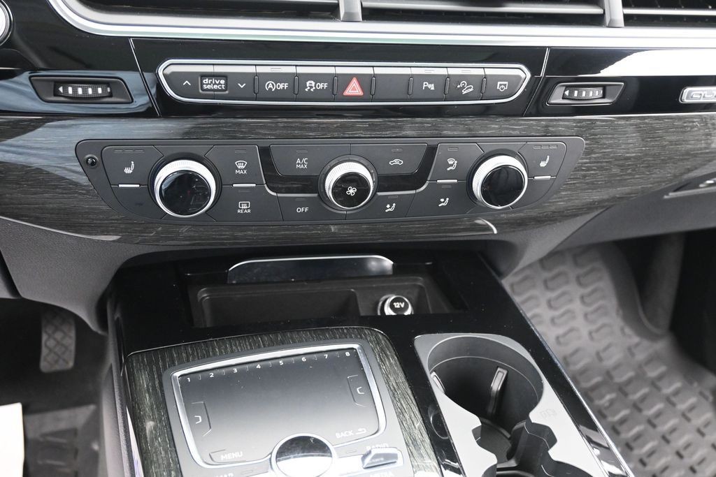 Audi Q7 Vehicle Full-screen Gallery Image 11
